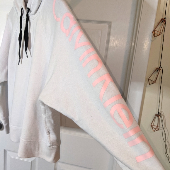 Calvin Klein Logo Crop Sweatshirt - Picture 2 of 6